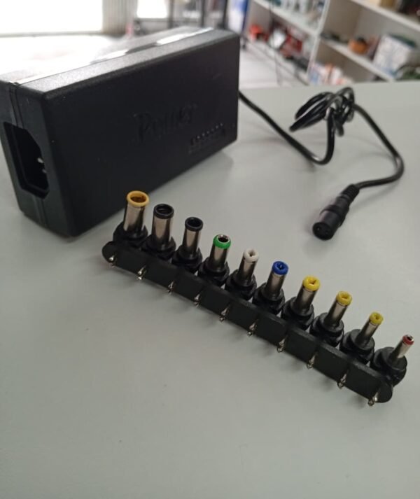 Adaptador de corriente universal para laptop 96W (12V–24V)
